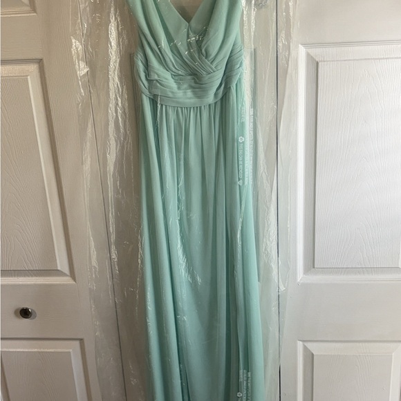 David’s Bridal Bridesmaid dress - Picture 2 of 3
